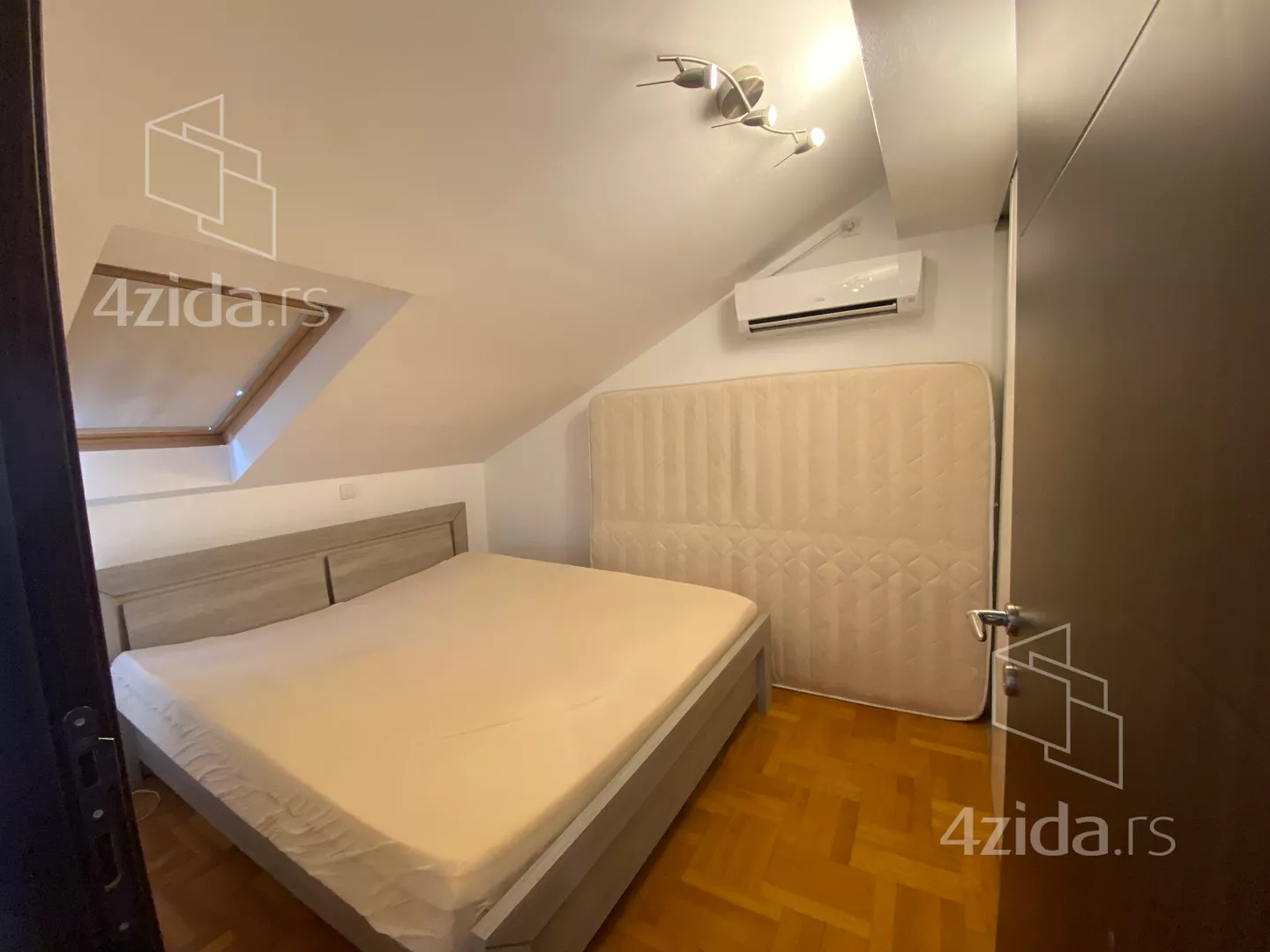 Četvoroiposoban stan | 4zida