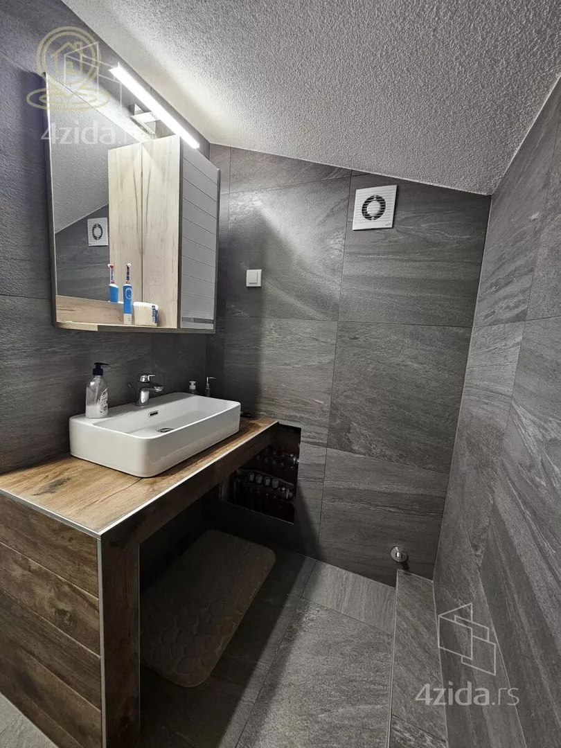 Šestosoban stan | 4zida