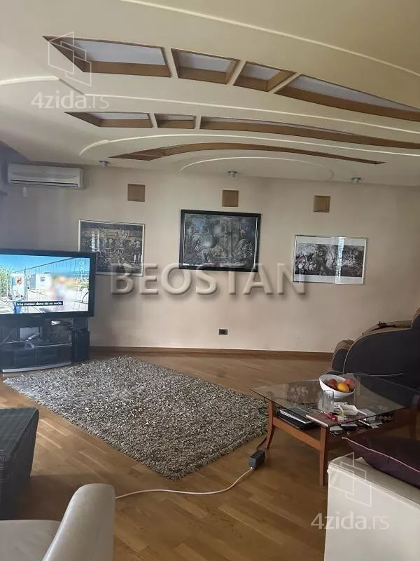 Šestoiposoban stan | 4zida