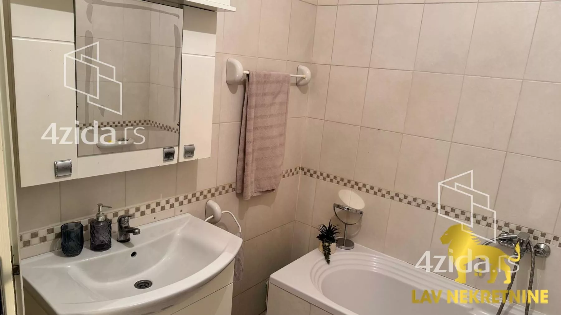 Jednoiposoban stan | 4zida