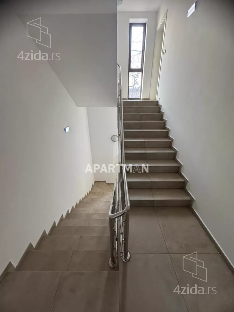 Poslovna zgrada | 4zida