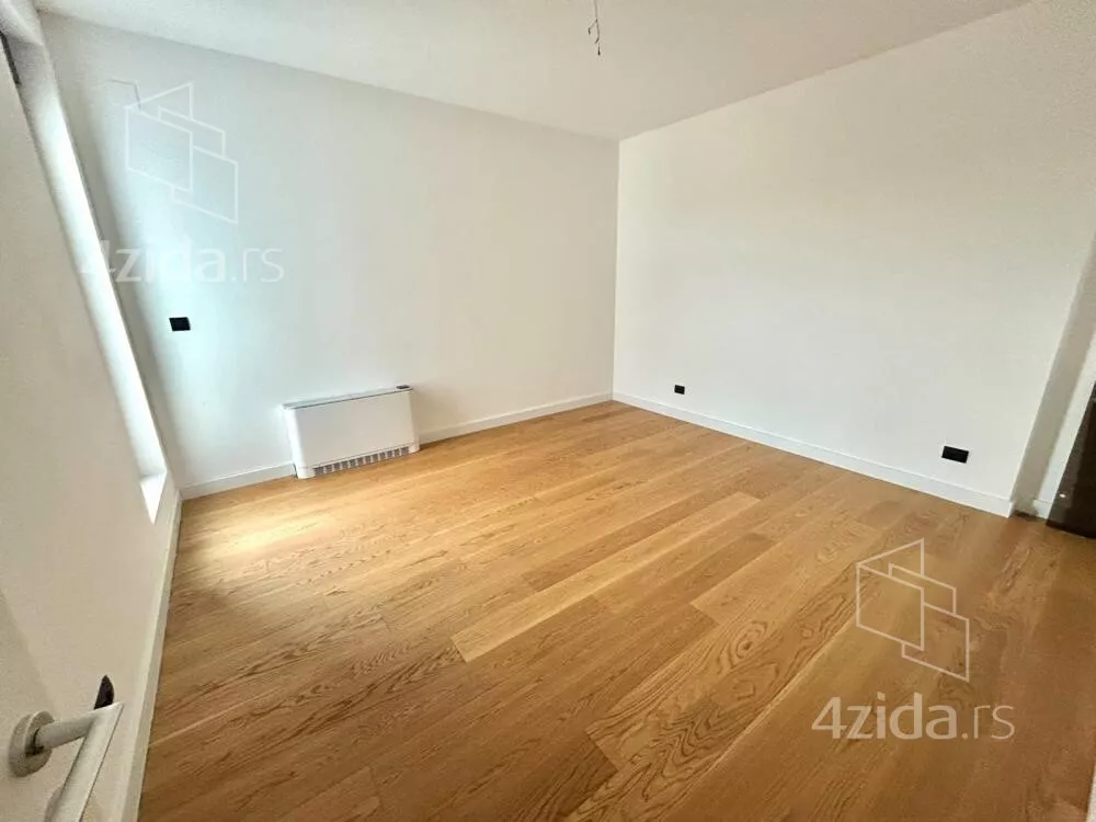 Šestoiposoban stan | 4zida