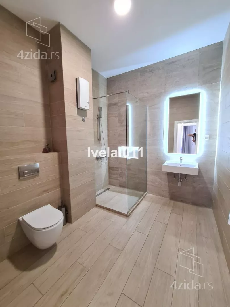 Šestosoban stan | 4zida