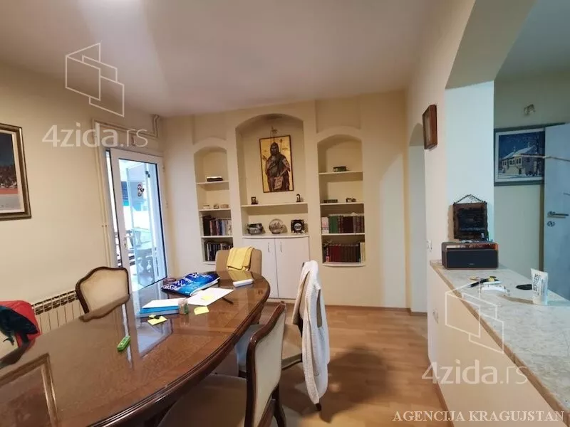 Poslovna zgrada | 4zida