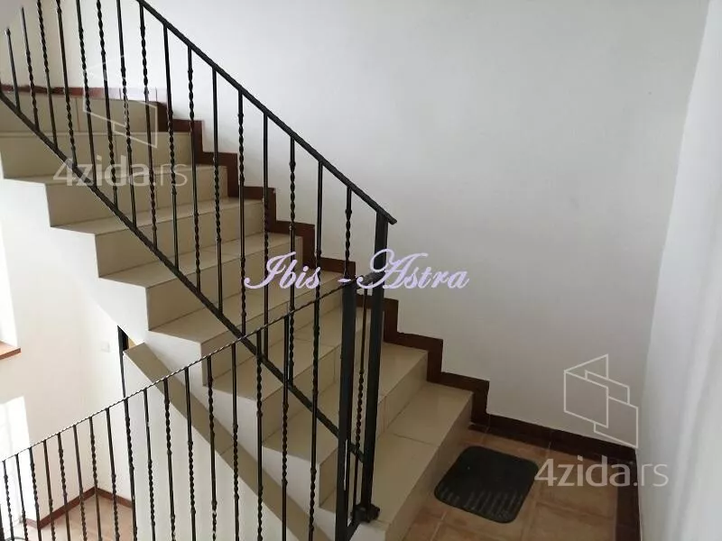 Četvoroiposoban stan | 4zida