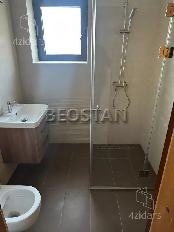 Šestosoban stan | 4zida