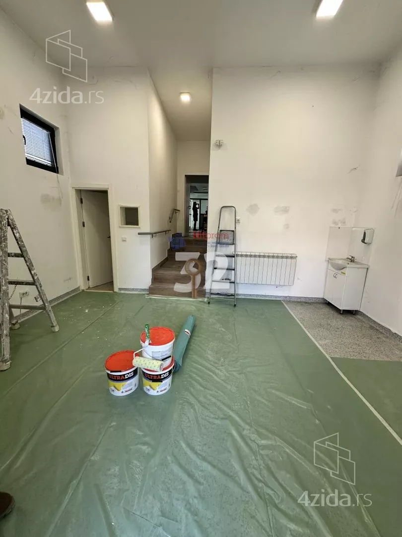 Poslovna zgrada | 4zida