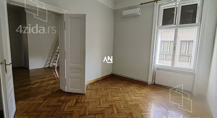 Šestoiposoban stan | 4zida