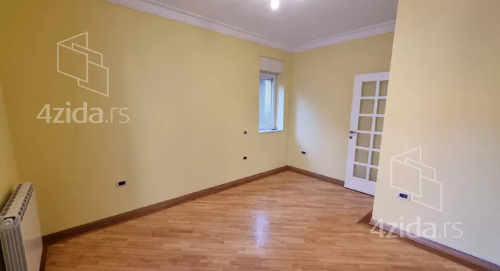 Šestoiposoban stan | 4zida