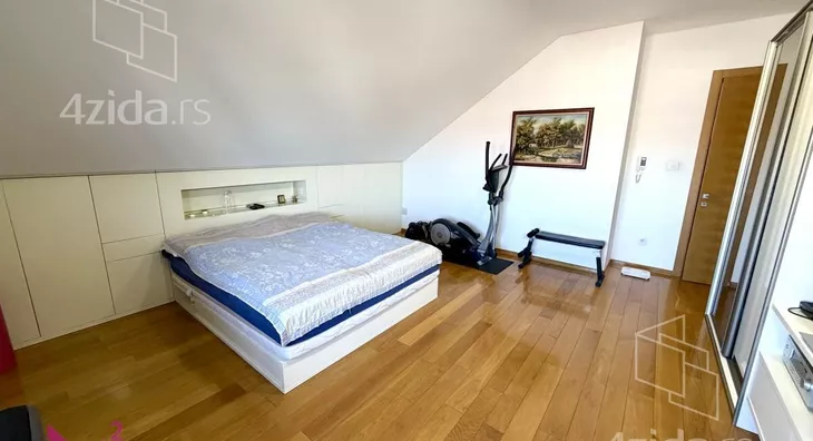 Sedmosoban stan | 4zida