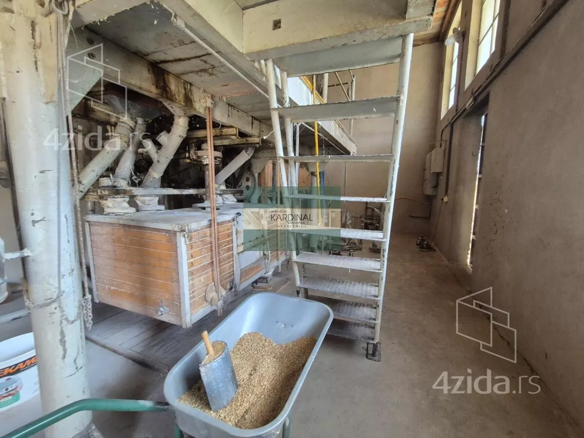 Poslovna zgrada | 4zida