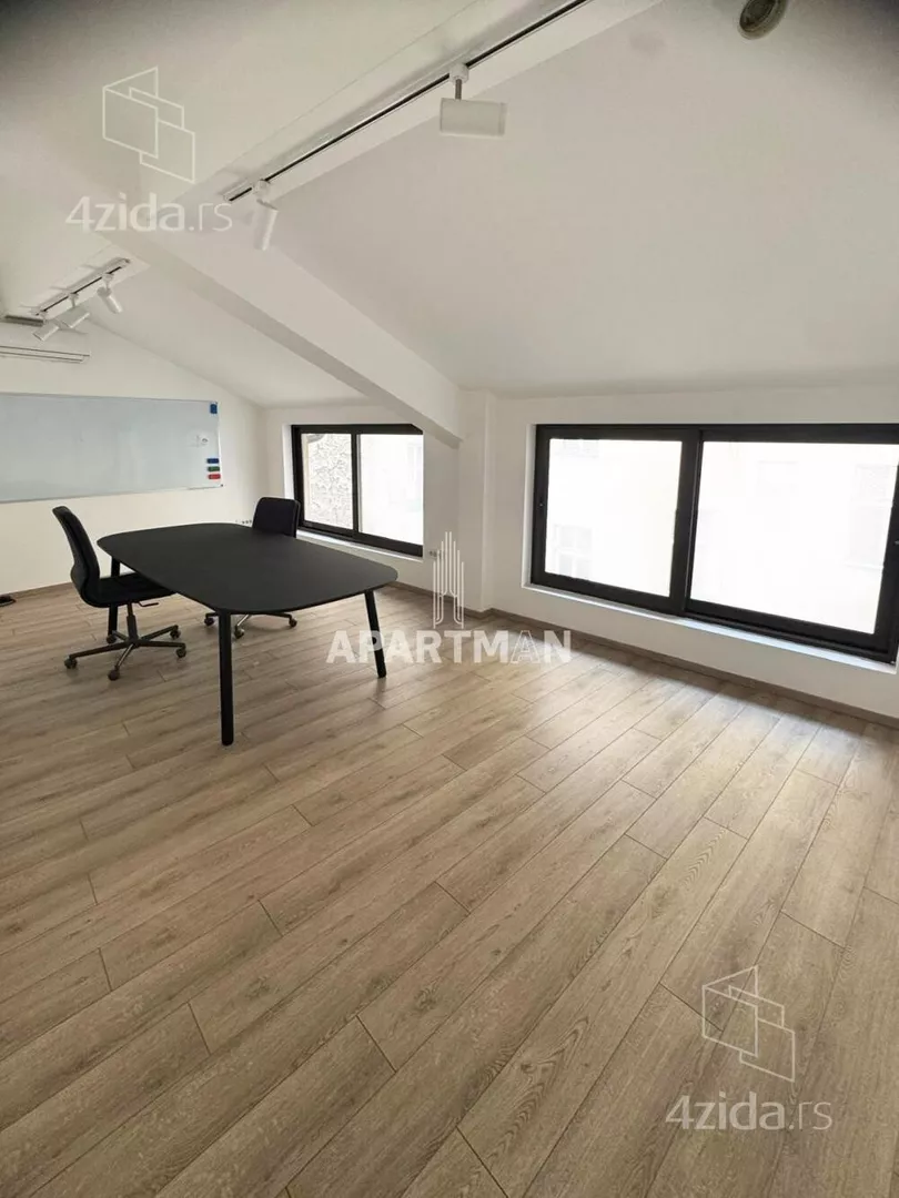 Poslovna zgrada | 4zida