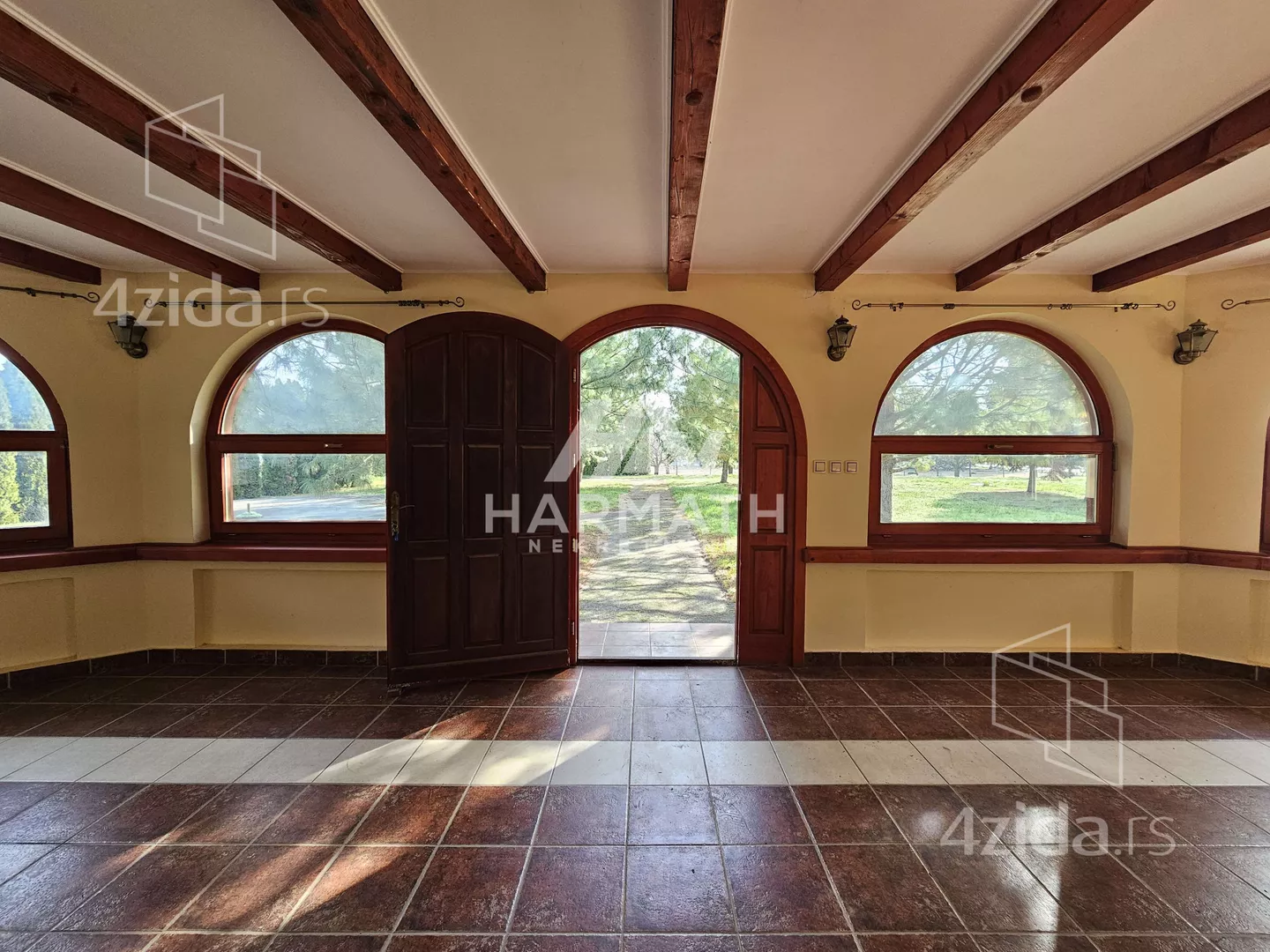 Poslovna zgrada | 4zida