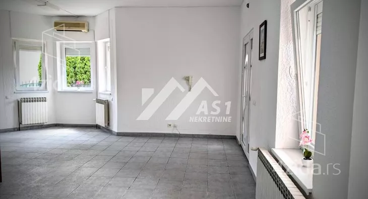 Poslovna zgrada | 4zida