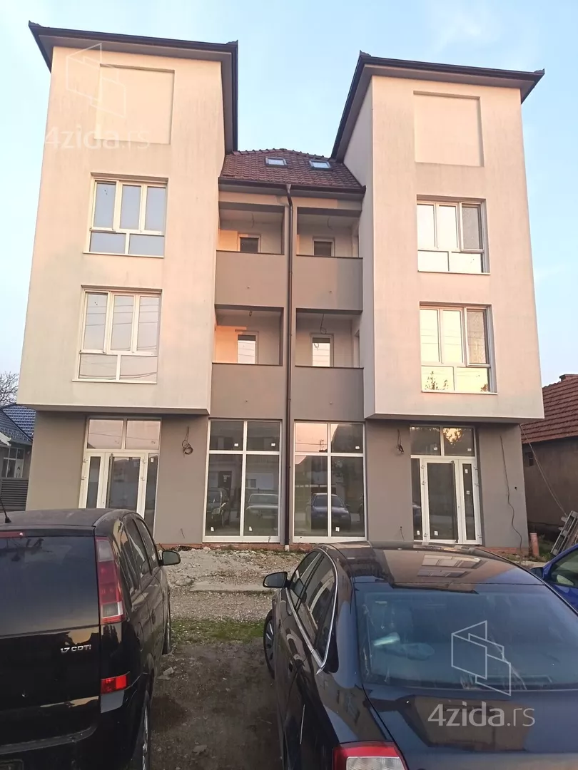 Poslovna zgrada | 4zida