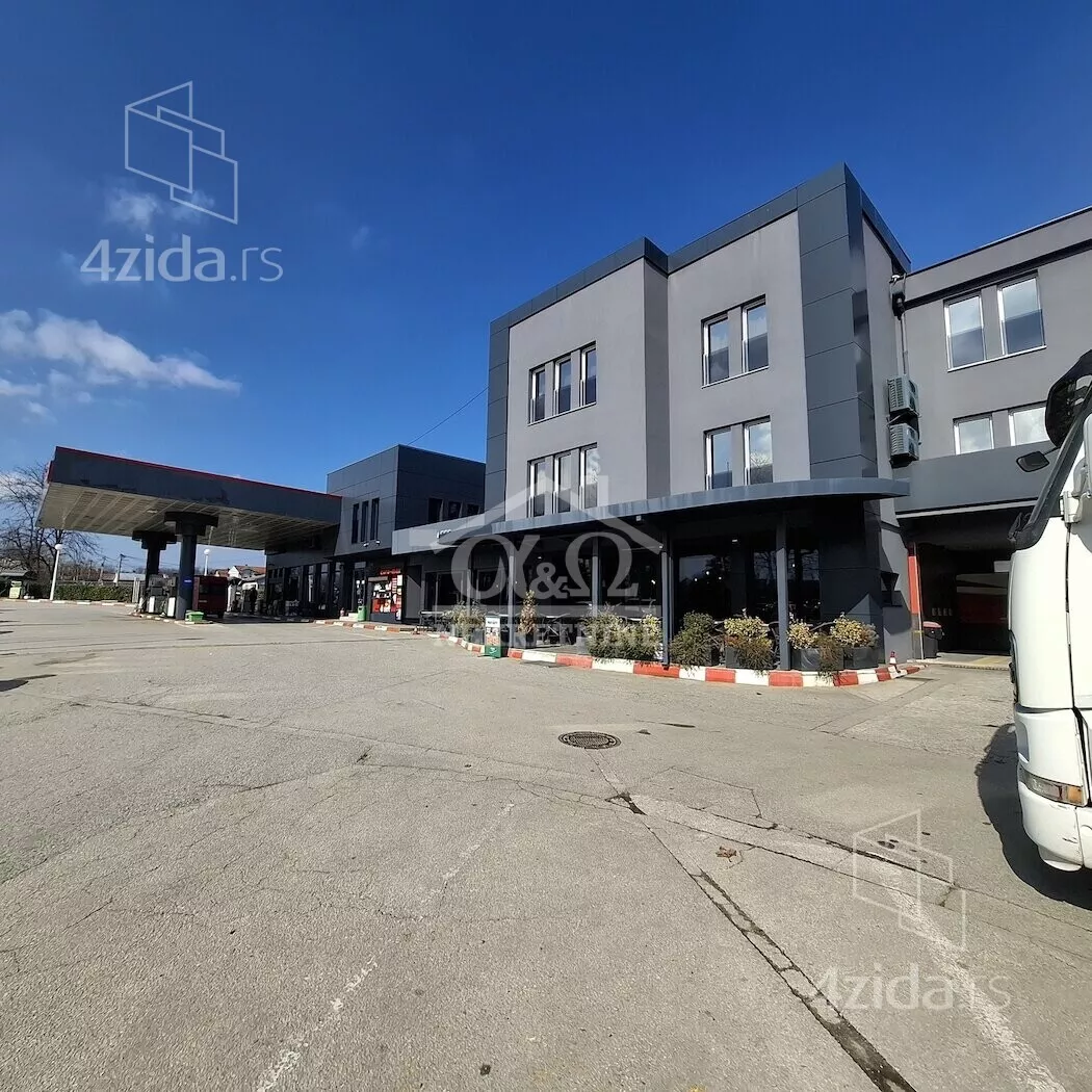 Poslovna zgrada | 4zida