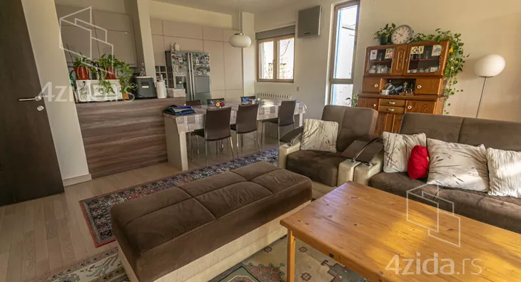 Šestosoban stan | 4zida