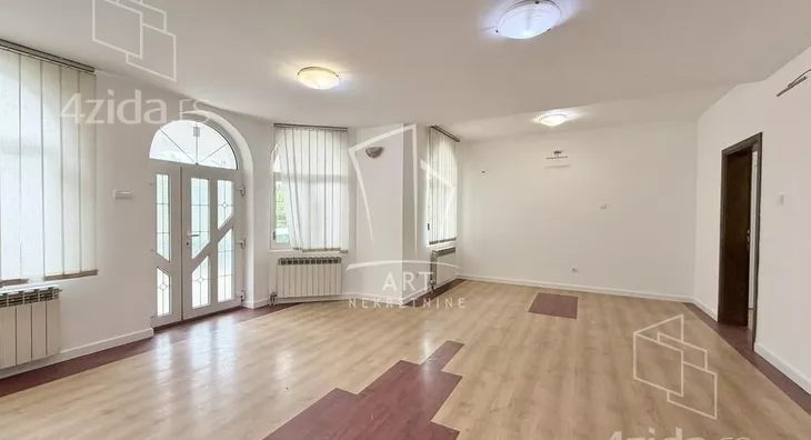 Poslovna zgrada | 4zida