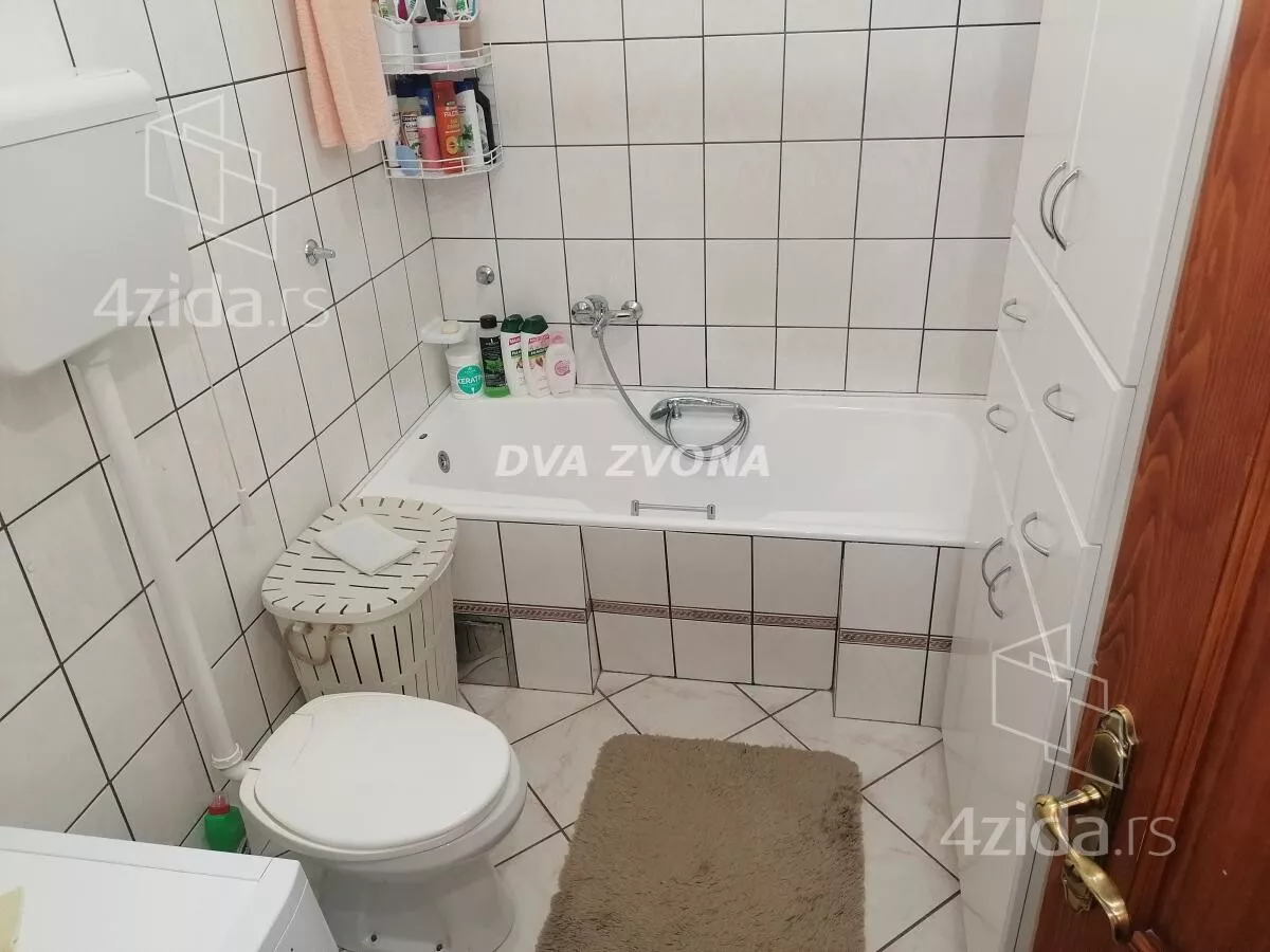 Poslovna zgrada | 4zida