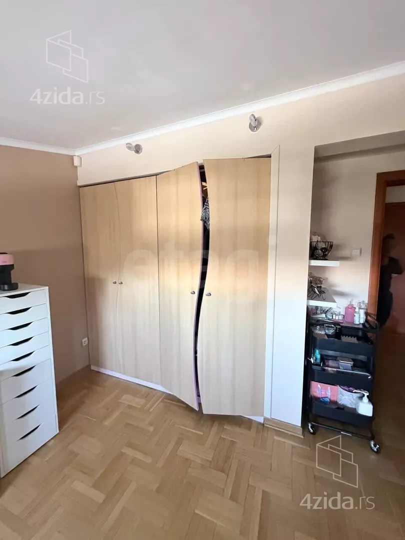 Petosoban stan | 4zida