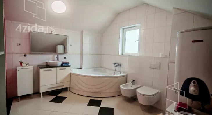 Petosoban stan | 4zida