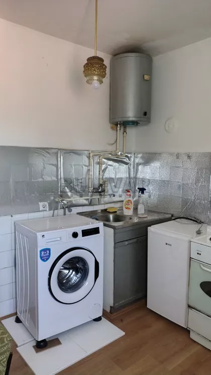 Crvene zastave | 4zida.rs