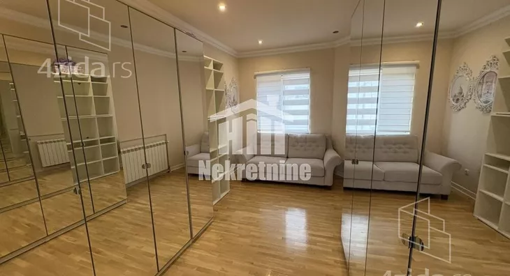 Šestoiposoban stan | 4zida