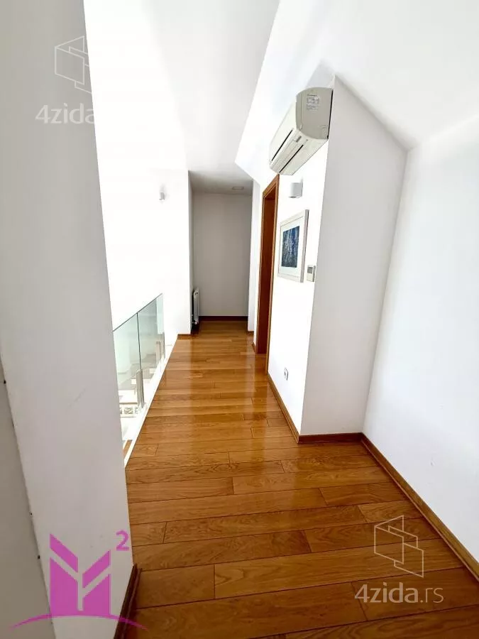 Sedmosoban stan | 4zida