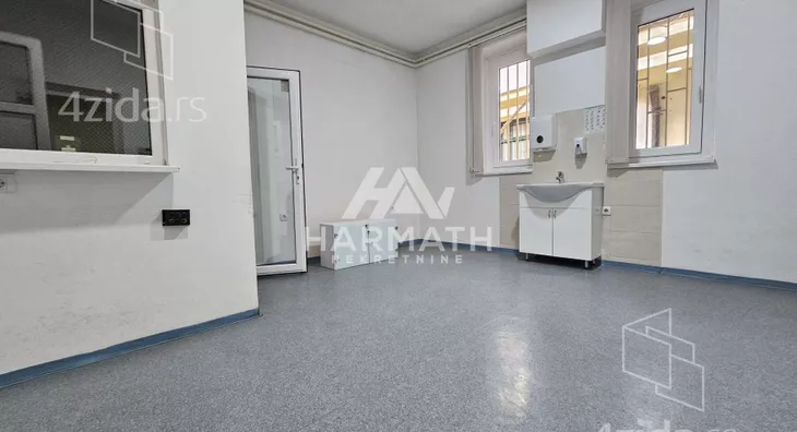 Poslovna zgrada | 4zida