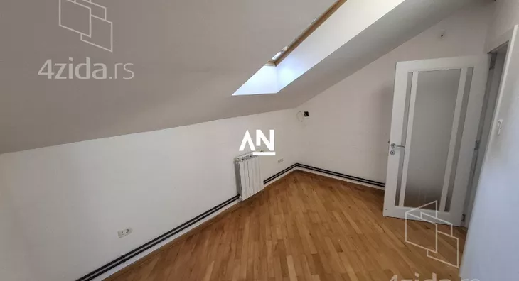 Šestoiposoban stan | 4zida