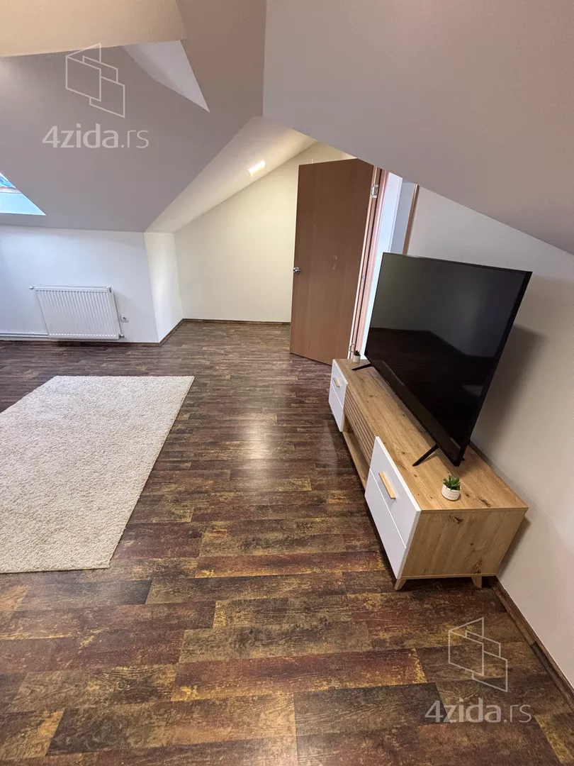 Šestosoban stan | 4zida