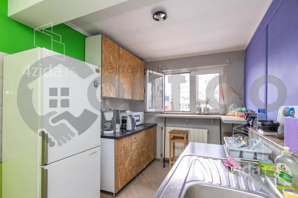 Šestoiposoban stan | 4zida