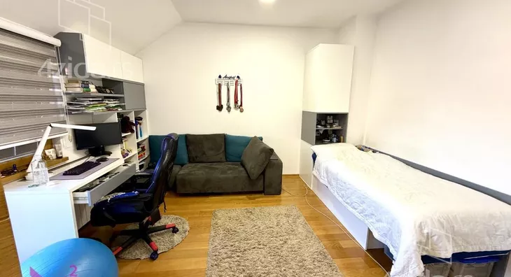 Sedmosoban stan | 4zida