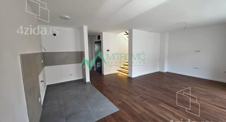 Šestosoban stan | 4zida