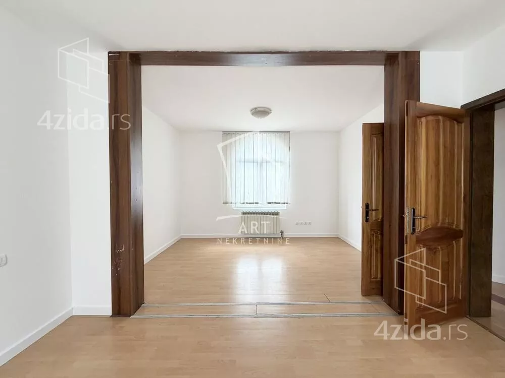 Poslovna zgrada | 4zida