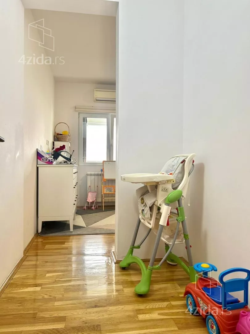 Šestoiposoban stan | 4zida