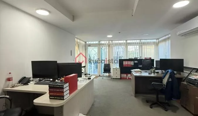 Poslovna zgrada | 4zida