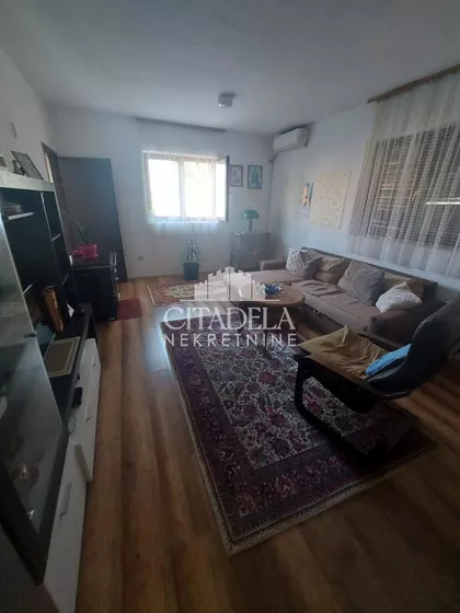 Školska | 4zida.rs