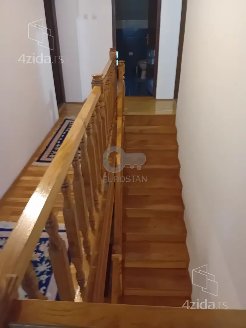 Šestoiposoban stan | 4zida