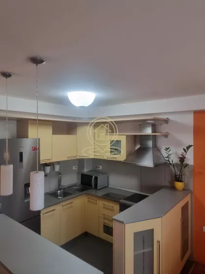 Crveni Pevac | 4zida.rs