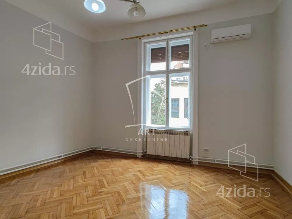 Šestoiposoban stan | 4zida