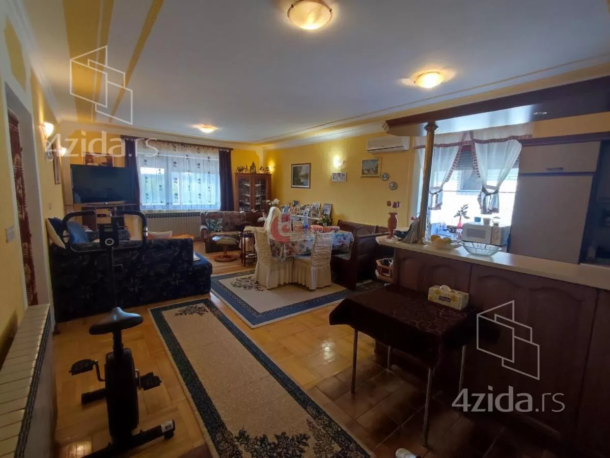 Poslovna zgrada | 4zida