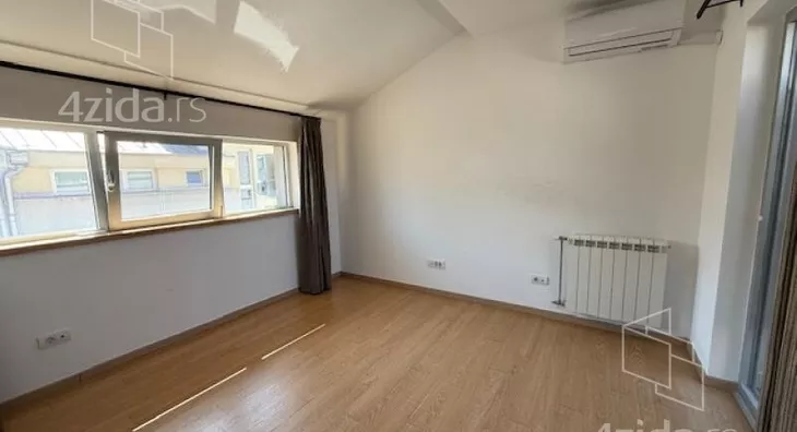 Šestoiposoban stan | 4zida