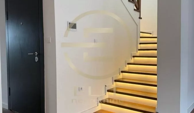 Šestosoban stan | 4zida