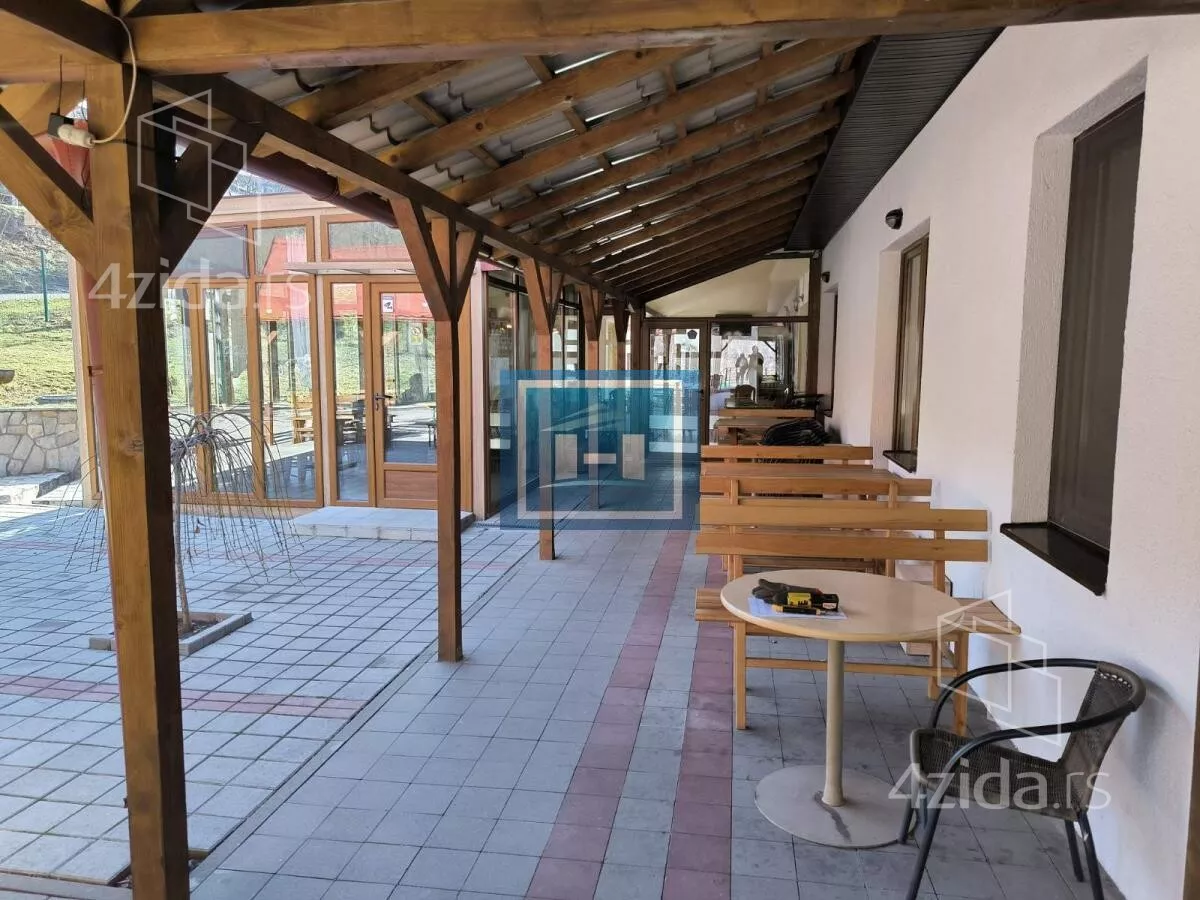 Poslovna zgrada | 4zida