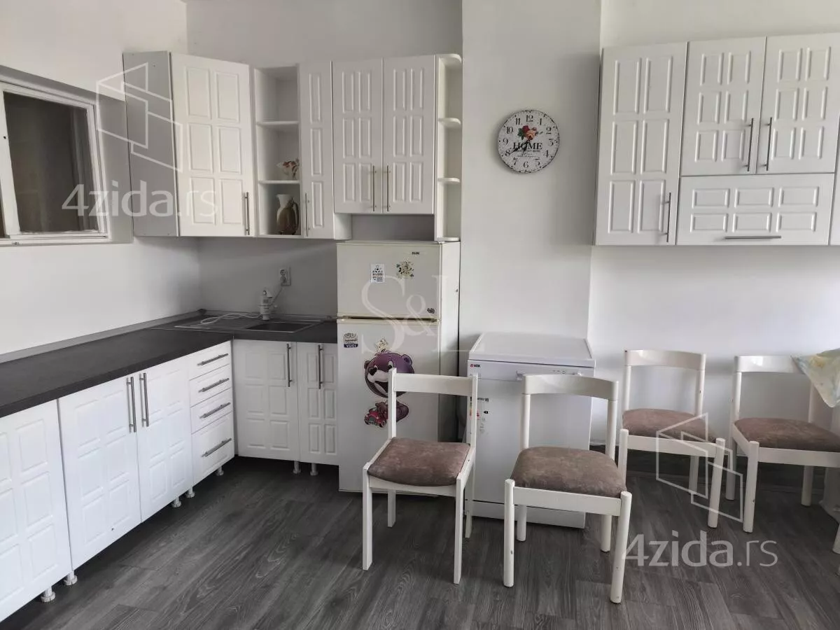 Šestosoban stan | 4zida