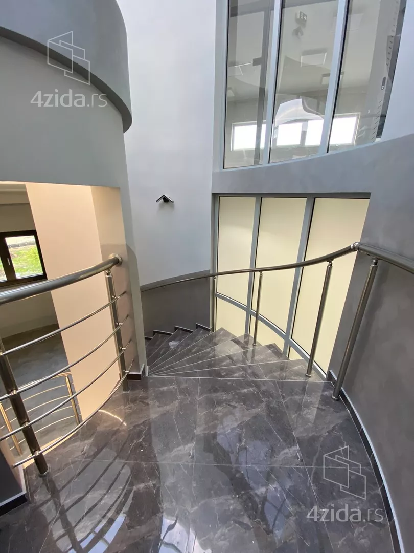 Poslovna zgrada | 4zida