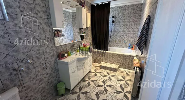 Sedmosoban stan | 4zida