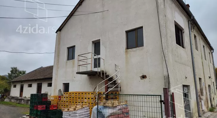 Poslovna zgrada | 4zida