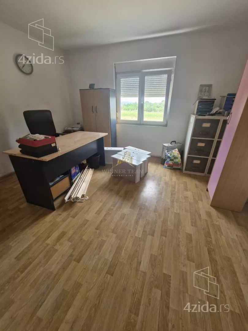 Poslovna zgrada | 4zida